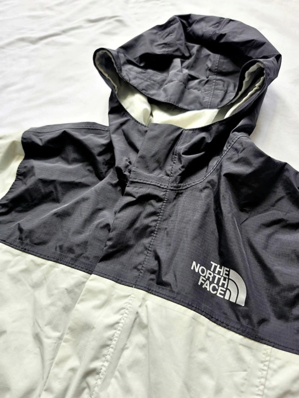 The North Face Boys XL 18/20 DryVent Hooded Rain Jacket Gray Black
